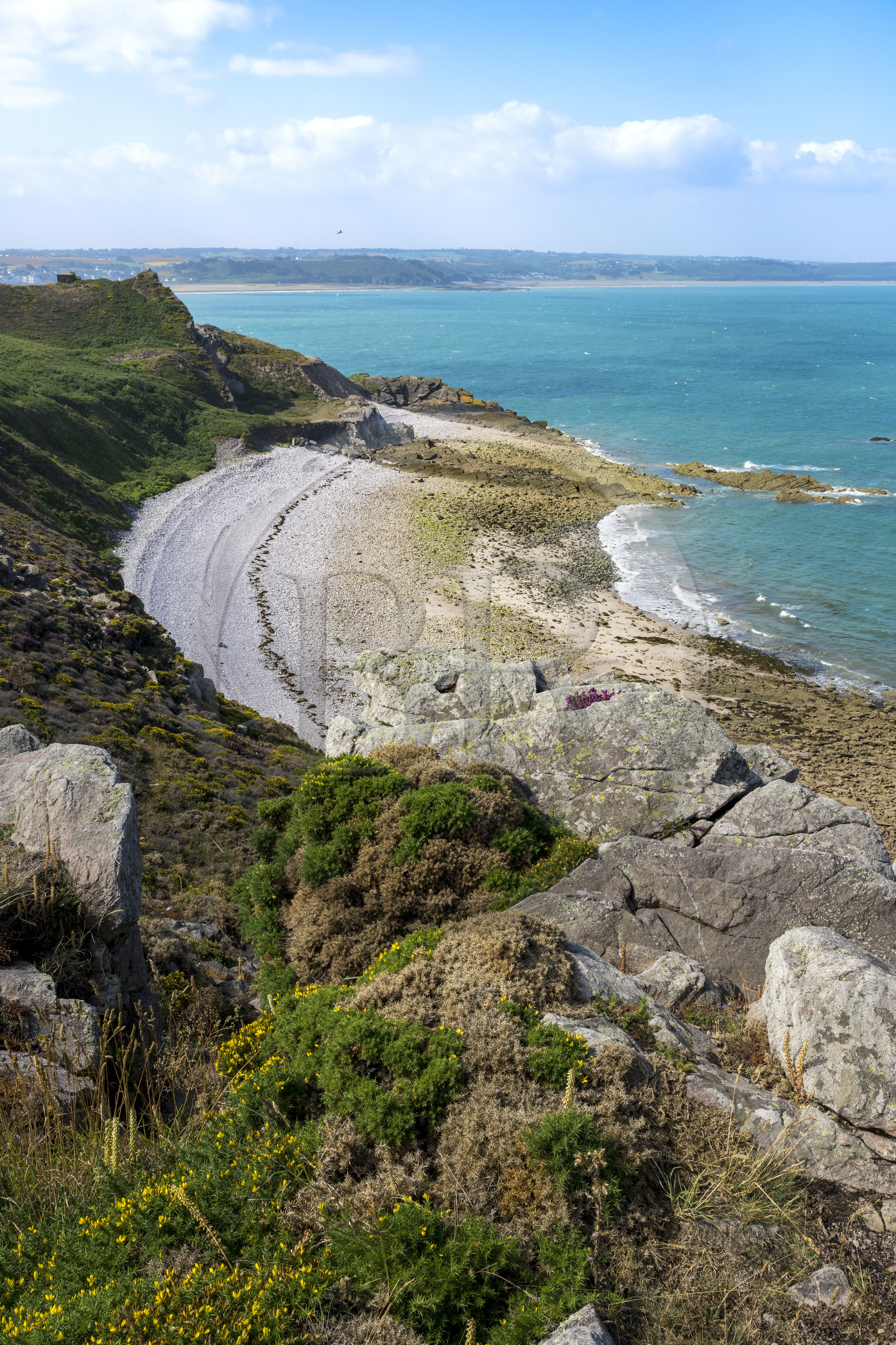 France, Côtes d'Armor (22), Côte de Penthièvre, Erquy, site naturel protégé du Cap d'Erquy, l'Anse de Port-Blanc sur le chemin de Grande Randonnée GR 34 ou sentier des douaniers
