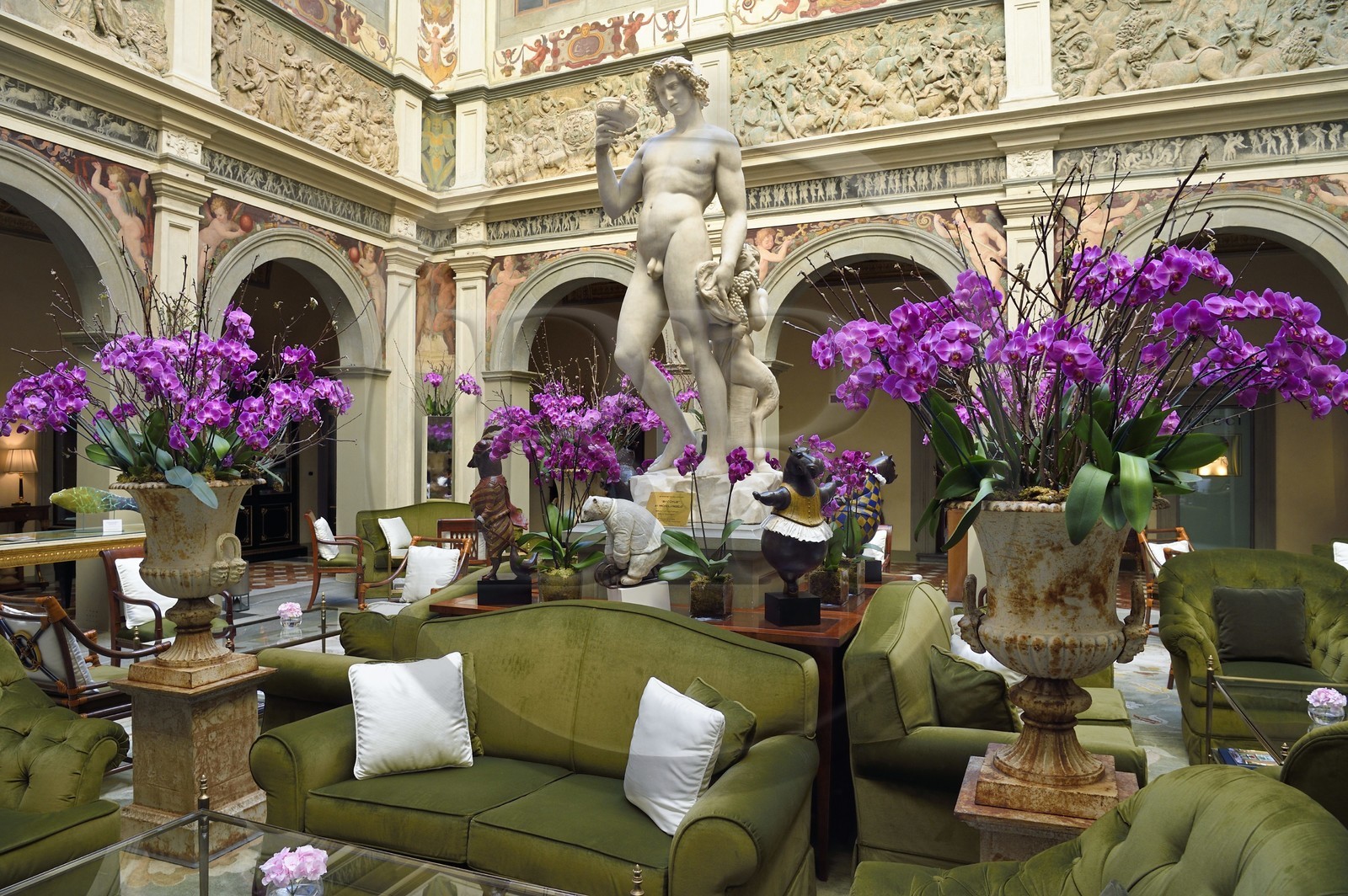 Italie, Toscane, Florence, centre historique classé Patrimoine Mondial de l'UNESCO, Palazzo Della Gherardesca, palace 5 étoiles du groupe Four Seasons Hotel, copie de la statue Bacchus par Michel-Ange au centre du lobby