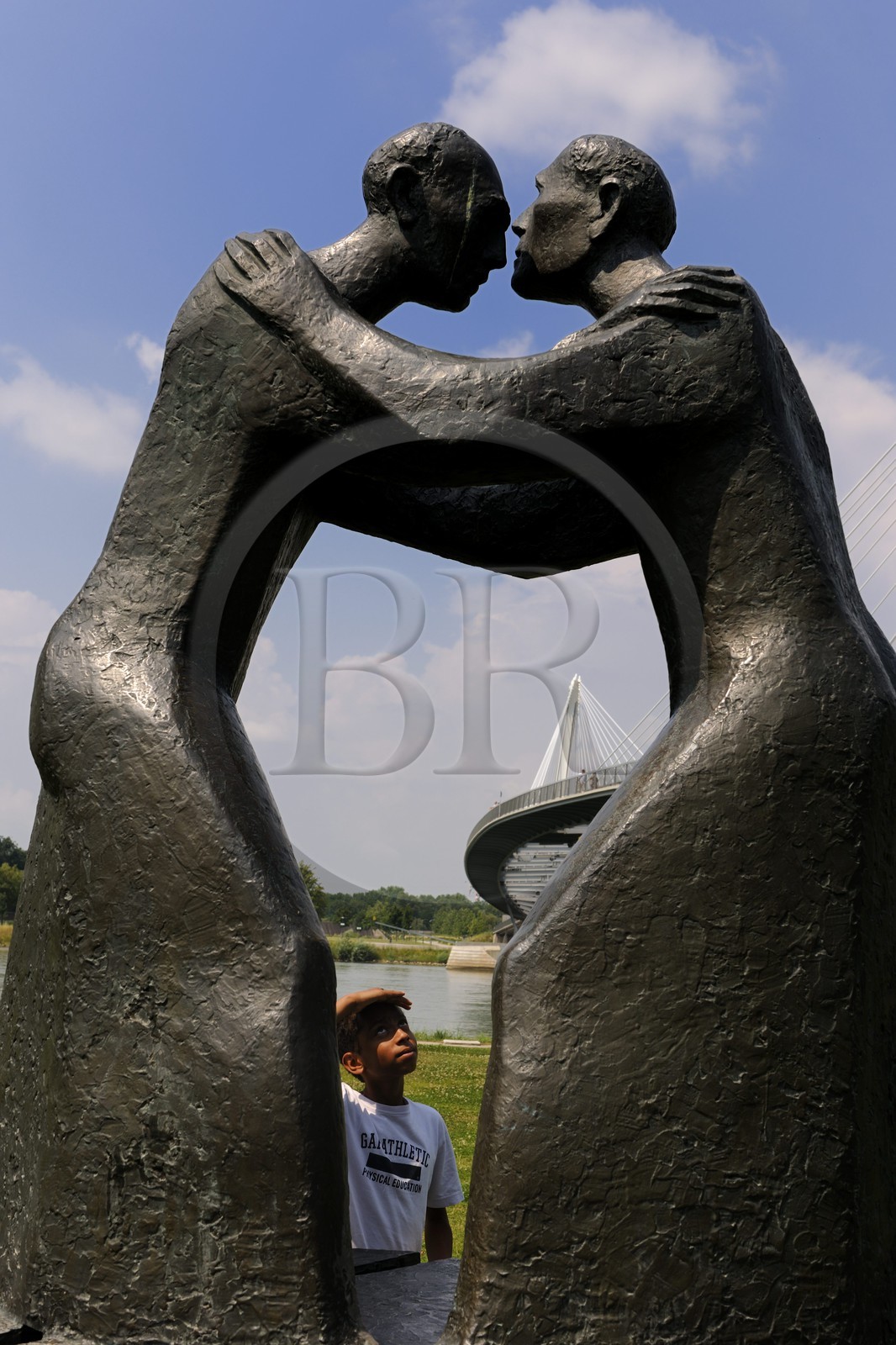France, Bas-Rhin (67), Strasbourg, la Passerelle Mimram sur le Rhin et le Jardin des Deux Rives du côté allemand à Kehl
