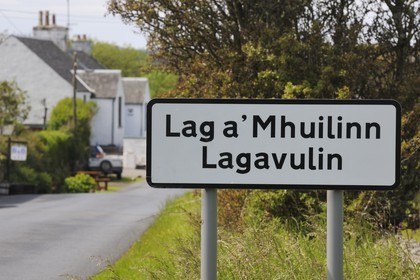 Royaume-Uni, Ecosse, Hébrides intérieures, Ile de Islay, Port Ellen, panneau routier à l'entrée du village de Lagavulin