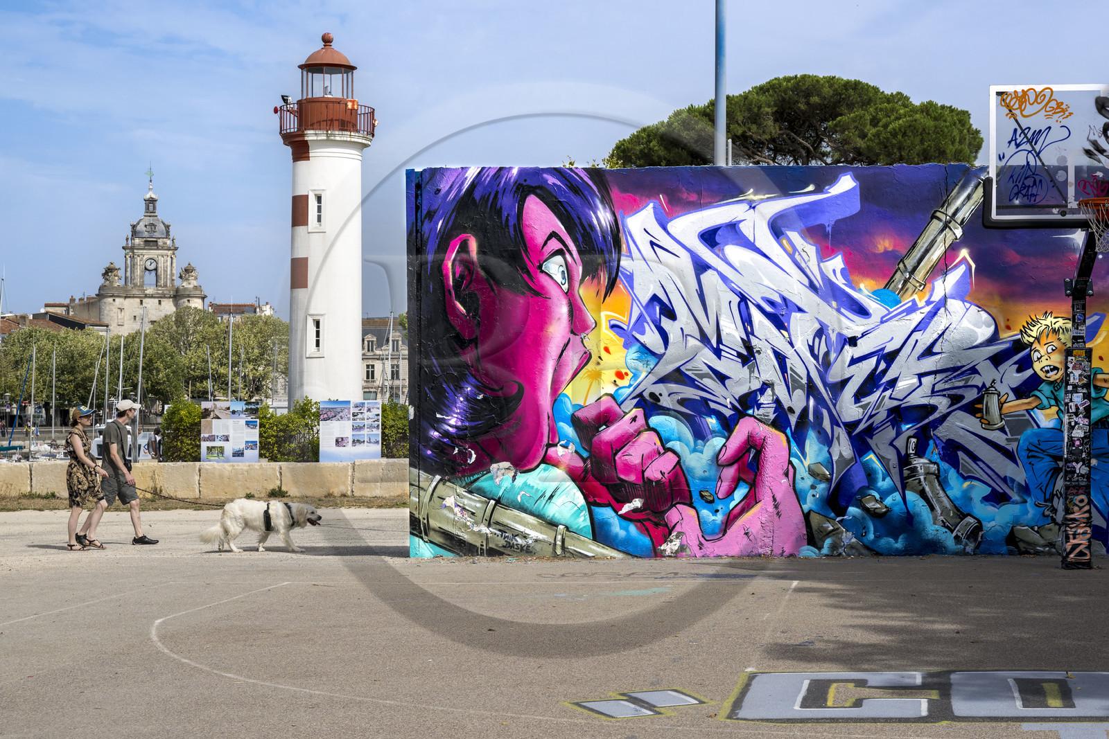 France, Charente-Maritime (17), La Rochelle, le phare du Vieux-Port la lanterne rouge dans le quartier du Gabut et street art sur le terrain de basket