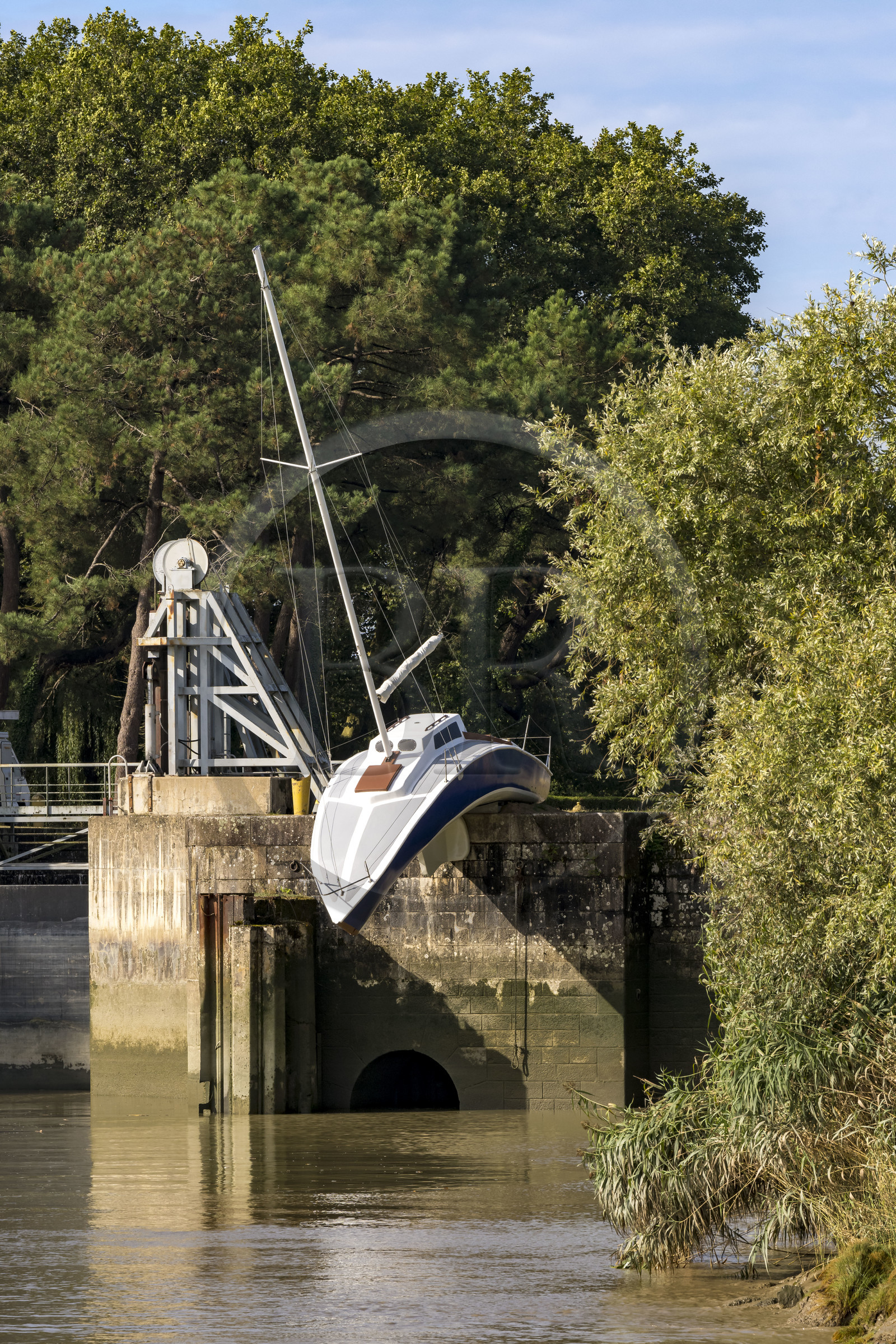 France, Loire-Atlantique (44), Le Pellerin, collection d'art contemporain à ciel ouvert Estuaire, le voilier sculpture de 9 m de long Misconceivable réalisé par l'artiste autrichien Erwin Wurm à l'écluse d'accès au canal de la Martinière sur la Loire