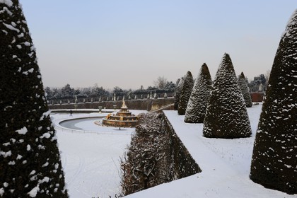France, Yvelines (78), parc du château de Versailles sous la neige, classé Patrimoine Mondial de l'UNESCO, le Bassin de Latone