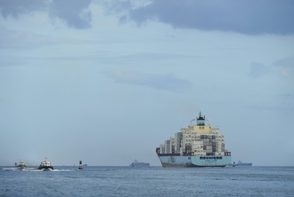 Panama, Panama City, cargo Panamax dans le chenal d'accés au Canal de Panama coté Océan Pacifique