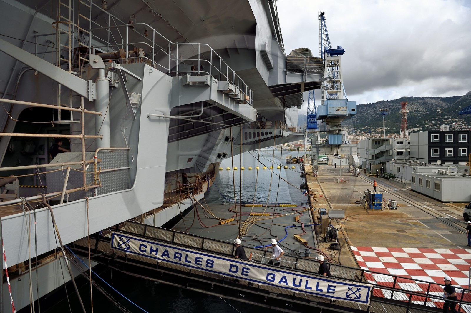 France, Var (83), Toulon, la base navale (Arsenal), le porte-avions à propulsion nucléaire Charles de Gaulle en rénovation de mi-vie