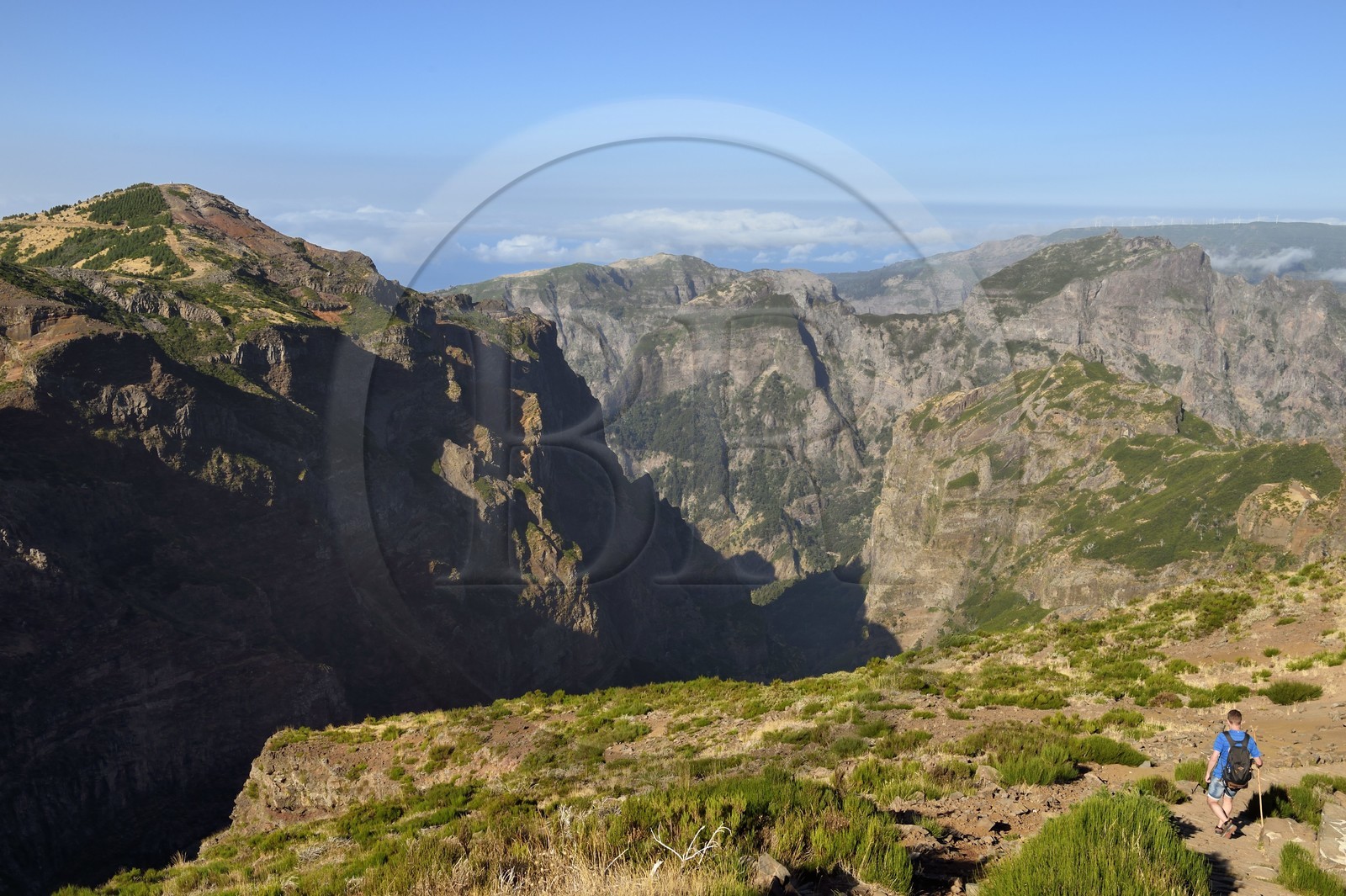 Portugal, Ile de Madère, randonnée sur le Vereda do Areeiro entre les monts Pico Ruivo (1862m) et Pico Arieiro (1817m), la vallée des Nonnes en arrière plan