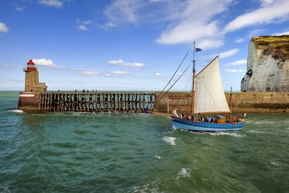 France, Seine-Maritime (76), Pays de Caux, Côte d'Albâtre, le vieux gréement la Tante Fine sort du port devant le phare de la Pointe Fagnet