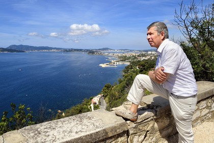 France, Var (83), Toulon, quartier Le Mourillon, l'historien et écrivain Bernard Cross devant la Rade vu depuis le Fort du Cap Brun