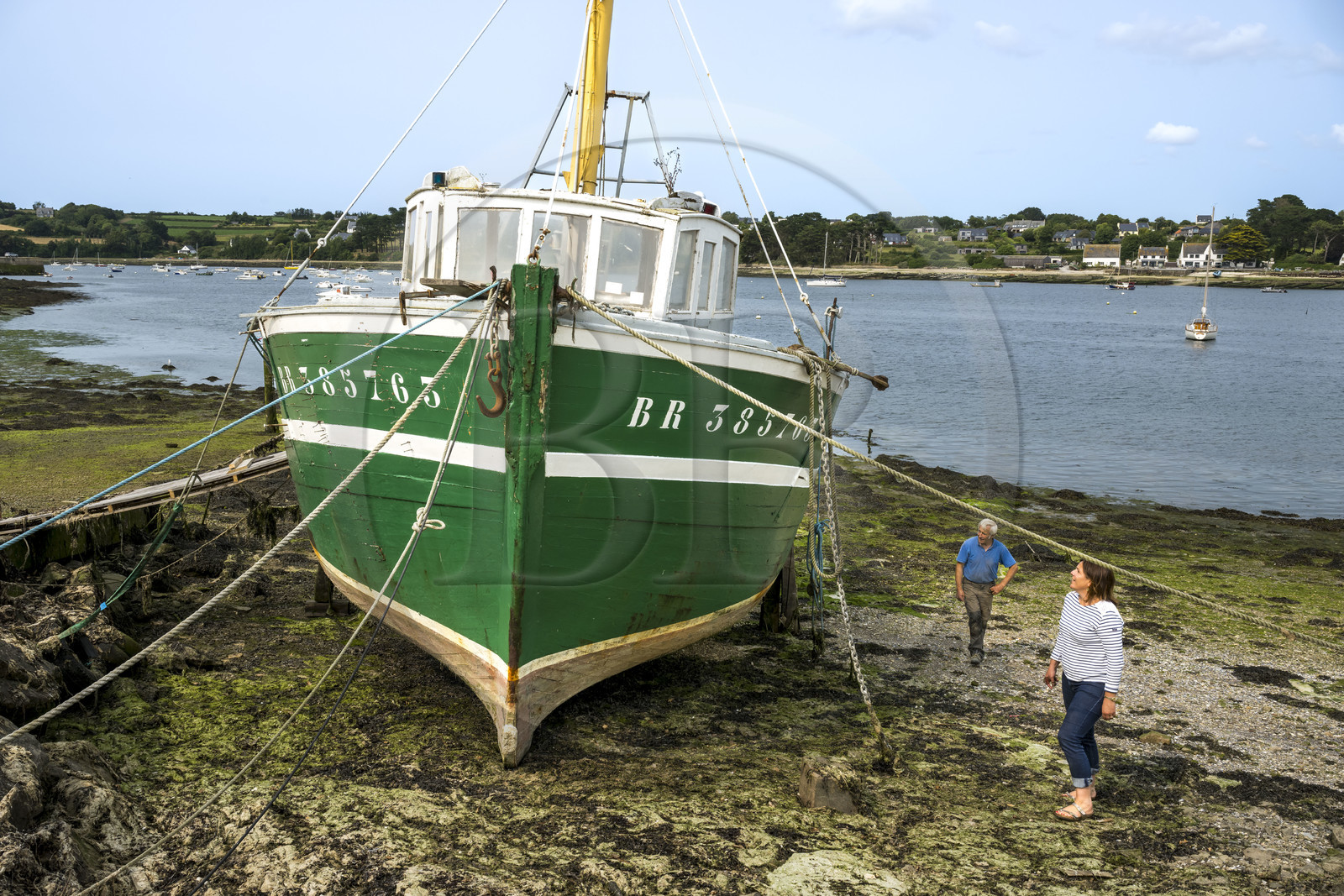 France, Finistère (29), Pays des Abers, port de Saint-Pabu sur l'Aber Benoit, chantier de construction navale Bégoc spécialisé dans la restauration de bateau en bois, dragueur en bois des années 60 specialement conçu pour la famille Madec pour l'ostréiculture