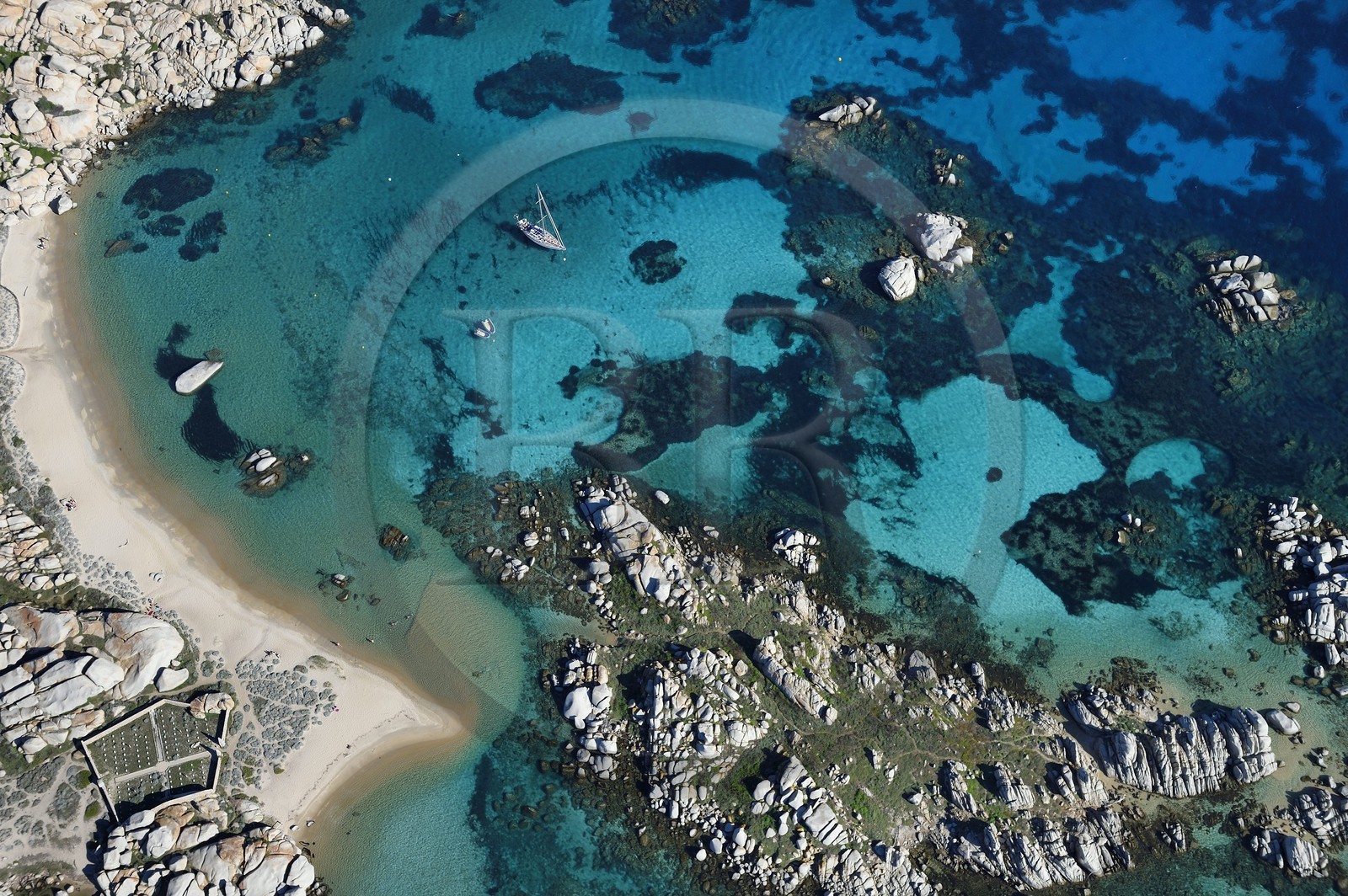France, Corse-du-Sud (2A), Bonifacio, Réserve naturelle des iles Lavezzi et le cimetière Acciarino qui accueille les sépultures des naufragés de la Sémillante (vue aérienne)