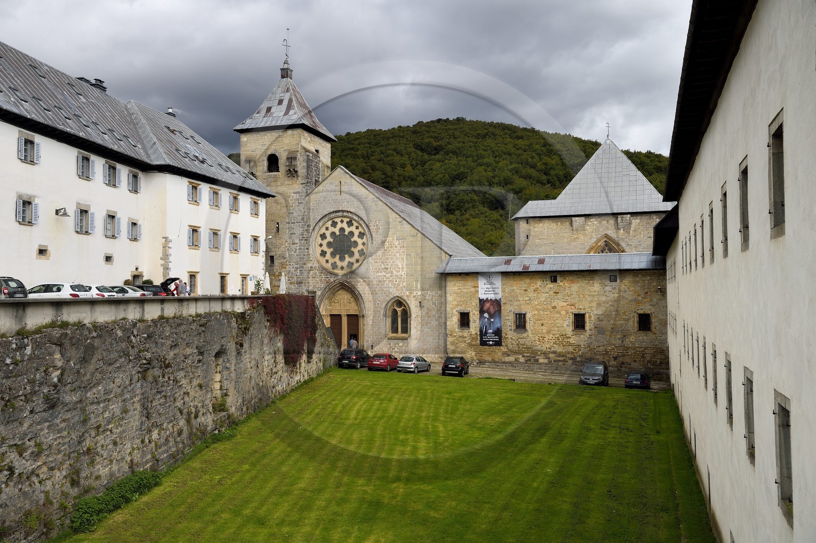 Espagne, Pays-Basque, Navarre, Roncevaux, étape du chemin de Saint-Jacques de Compostelle, Collégiale royale de Roncevaux, l'Hotel Roncesvalles à gauche