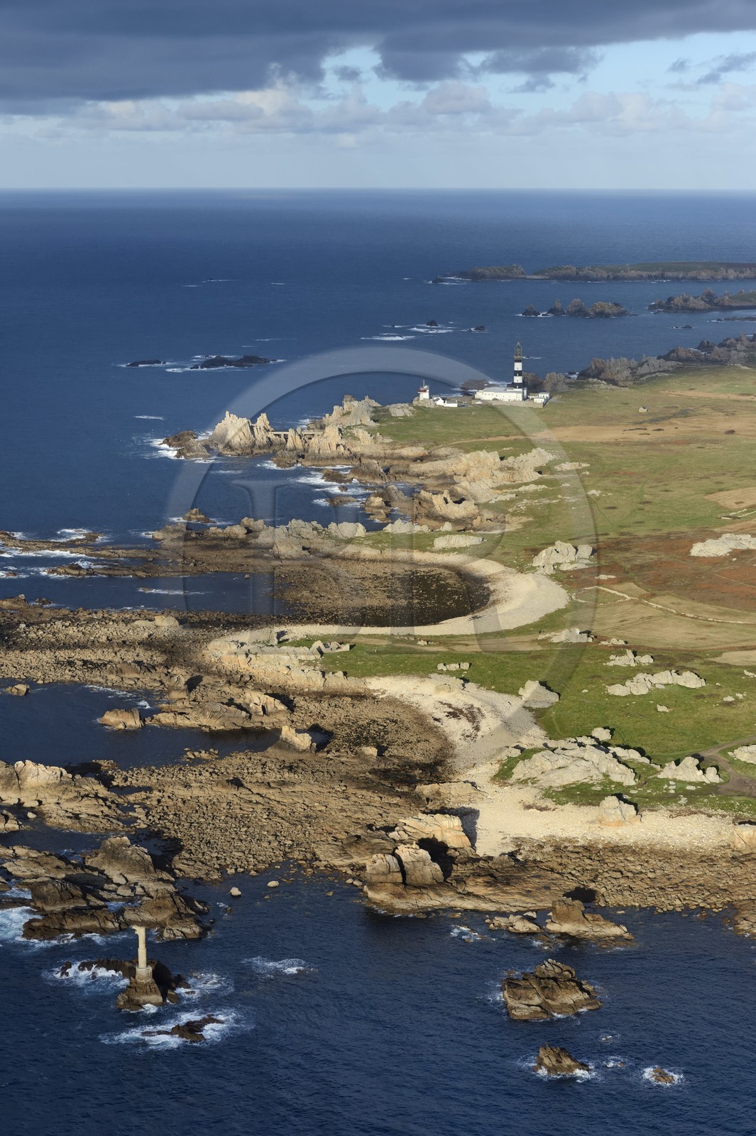 France, Finistère (29), parc naturel régional d'Armorique, mer d'Iroise, Ile d'Ouessant, réserve de Biosphère (UNESCO), phare du Creach et la côte ouest (vue aérienne)