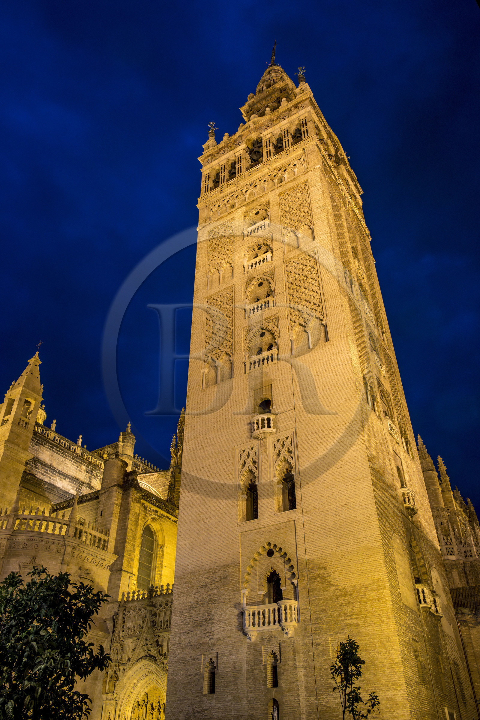 Espagne, Andalousie, Séville, quartier de Santa Cruz, la Giralda, ancien minaret almohade de la Grande Mosquée reconverti en clocher de la cathédrale, classé Patrimoine Mondial de l'UNESCO