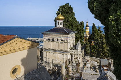 France, Alpes-Maritimes (06), Menton, la vieille ville, le cimetière du Vieux-Chateau, cimetière marin, chapelle orthodoxe édifiée en 1884 par le comte Protassov-Bechmetieff, la Basilique Saint Michel en arrière plan