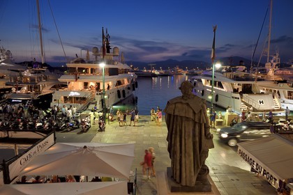 France, Var (83), Saint-Tropez, quai de Suffren, statue de Pierre André de Suffren dominant le port