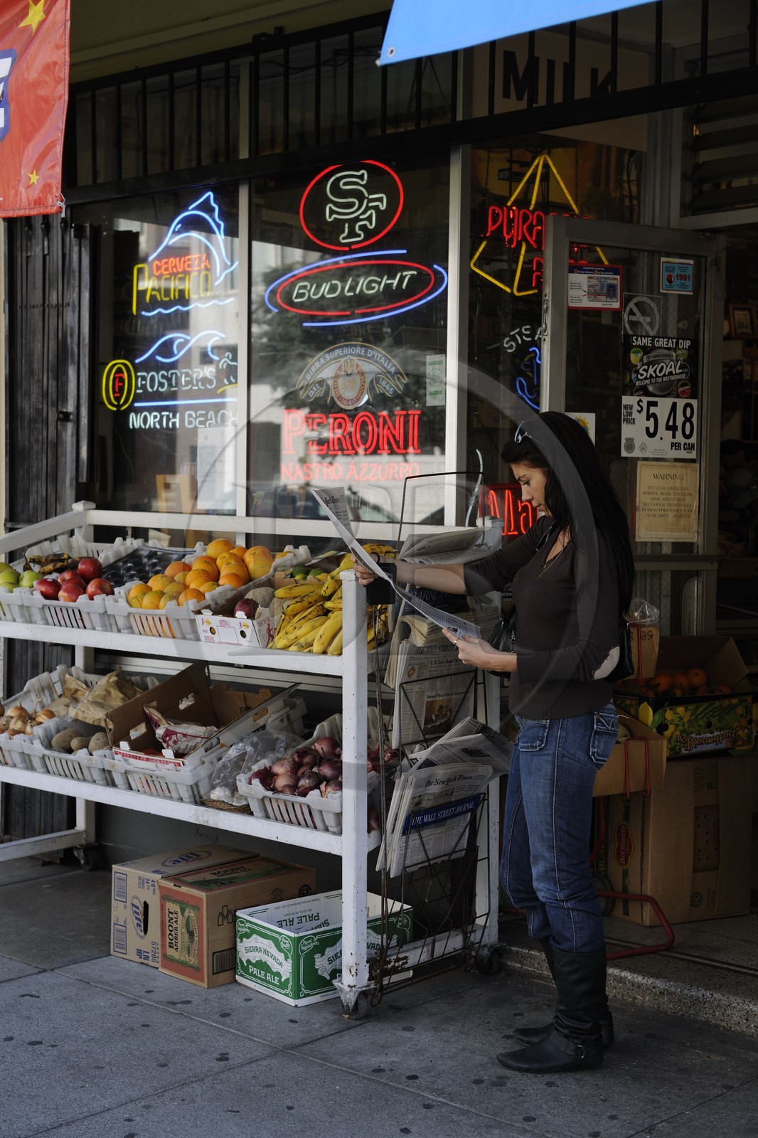 Etats-Unis, Californie, San Francisco, épicerie à l'angle de Powell street et Lombard street dans le quartier de North Beach