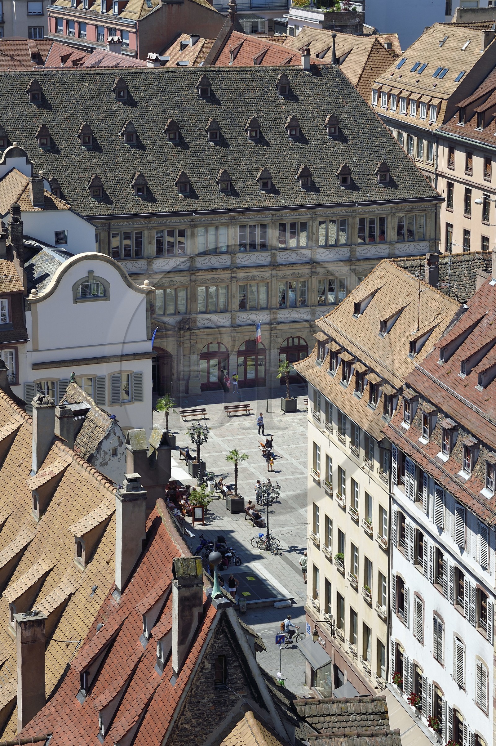 France, Bas-Rhin (67), Strasbourg, vieille ville classée au Patrimoine Mondial de l'UNESCO, la rue Mercière donnant sur la place Gutenberg avec la Chambre de Commerce et d'Industrie (CCI) d'Alsace