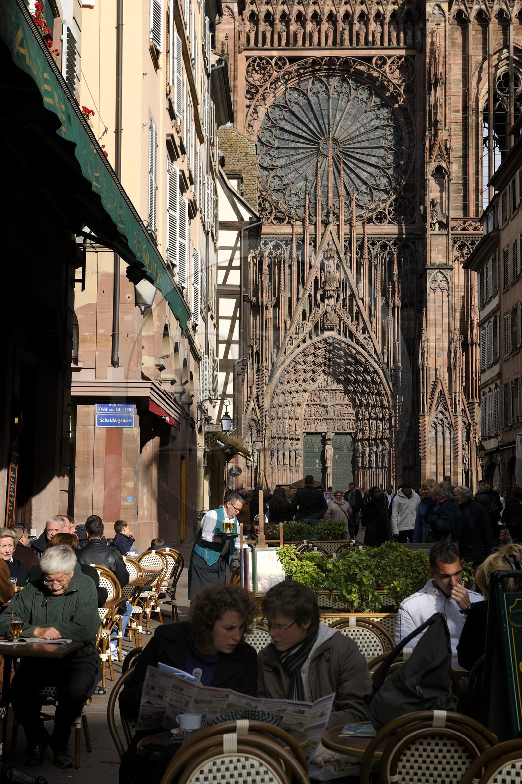 France, Bas-Rhin (67), Strasbourg, la cathédrale Notre-Dame et la rue mercière