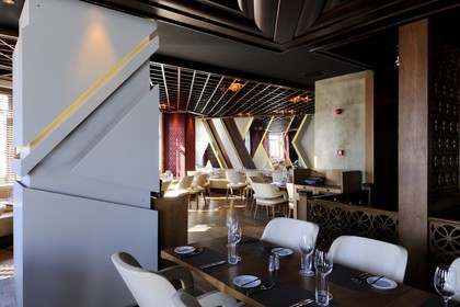 Turquie, Istanbul, quartier de Beşiktaş, restaurant de l'hôtel W dans le lotissement historique de maisons en terrasse d’Akaretler