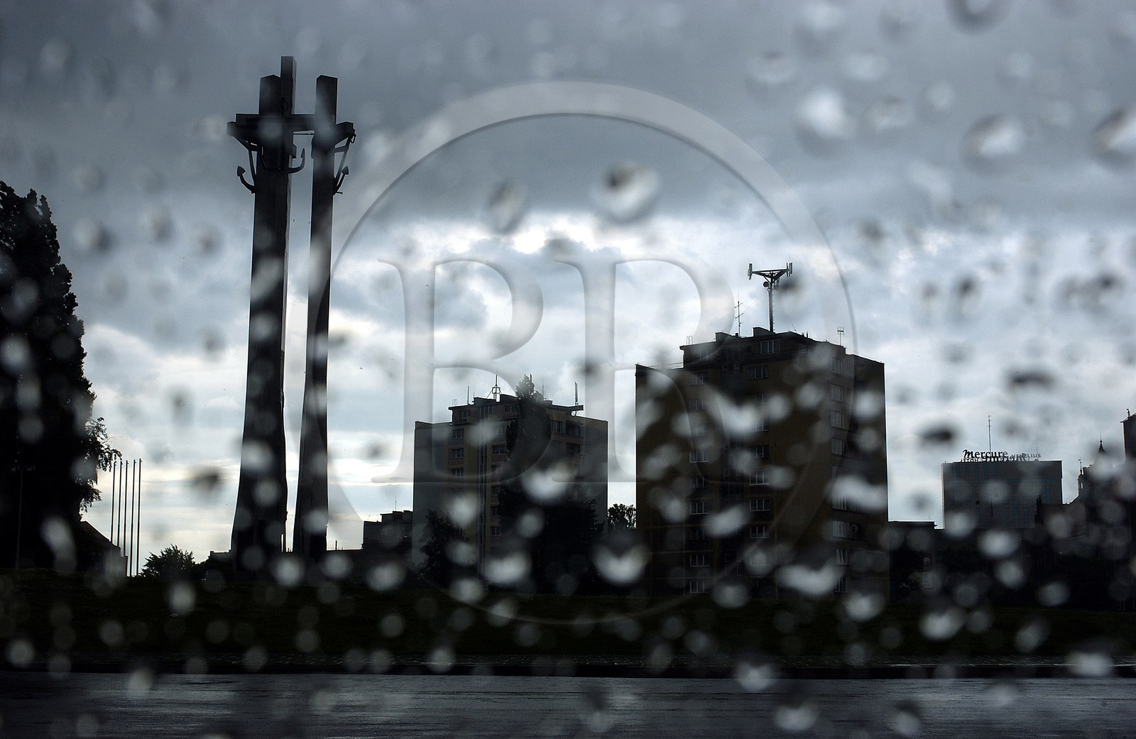 Pologne, Poméranie Orientale, Gdansk, les trois hautes croix commémorant les évènements de 1970 liés à Solidarnosc, situées à l'entrée des chantiers navals