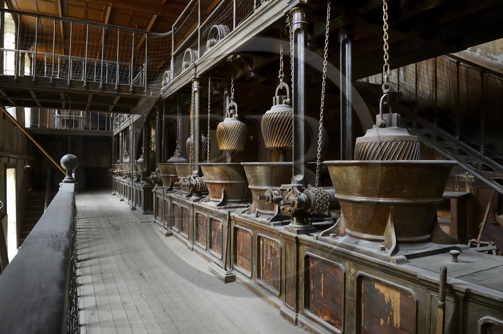 France, Finistère (29), Morlaix, salle des machines, moulins à broyer le tabac coupé pour en faire du tabac à priser (1870)