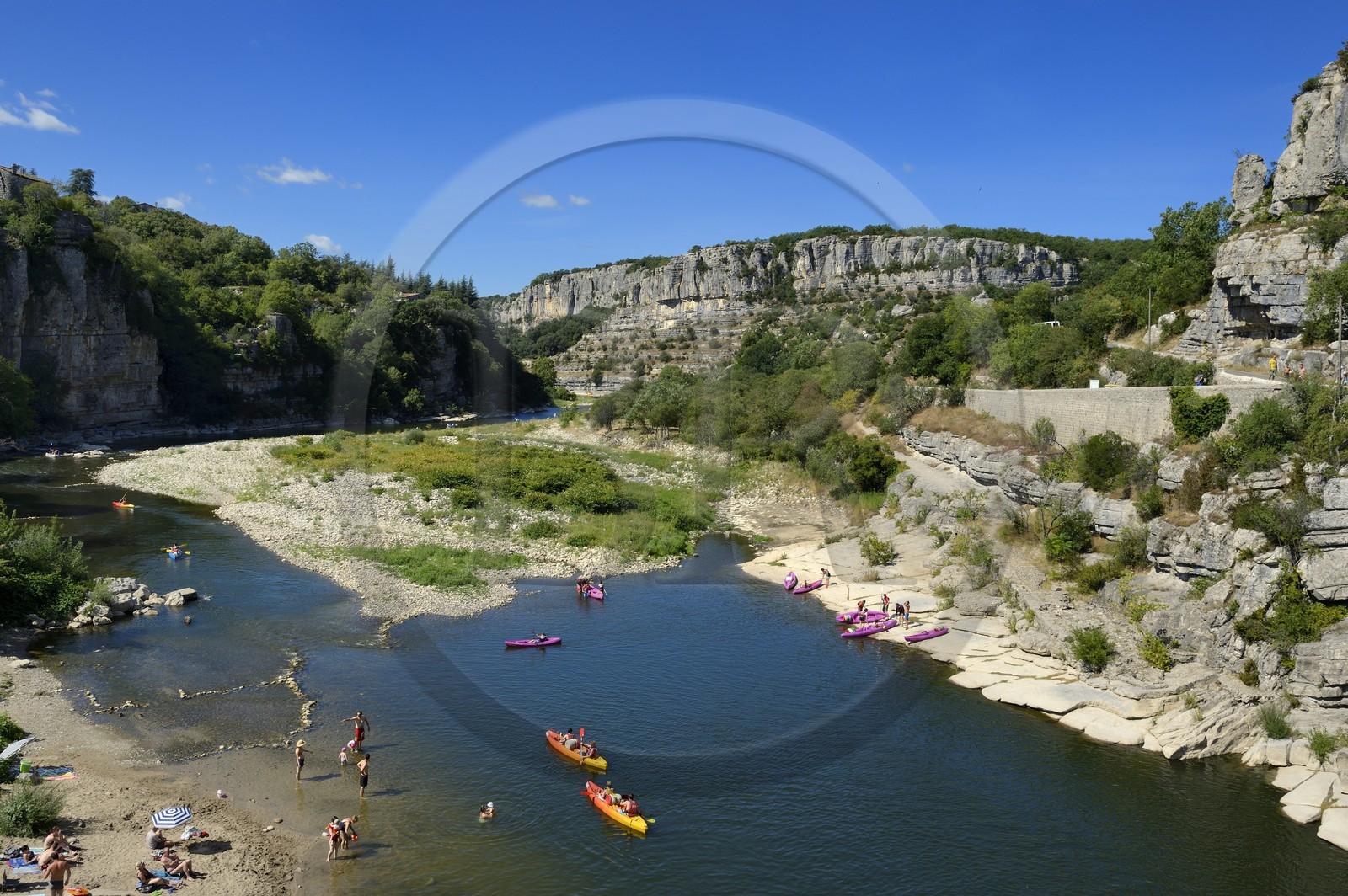 France, Ardèche (07), Balazuc, labellisé Les Plus Beaux Villages de France, kayaks descendant la rivière Ardèche