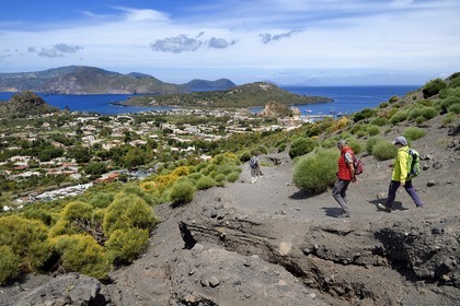 Italie, Sicile, iles Eoliennes, classées Patrimoine Mondial de l'UNESCO, ile de Vulcano, randonneurs sur les flancs du cratère du volcan della Fossa, l'Ile de Lipari en arrière plan