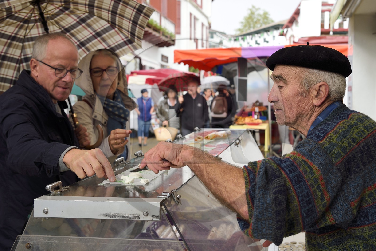 France, Pyrénées-Atlantiques (64), Pays-Basque, Cambo-les-Bains, jour de marché, monsieur Indart venant de Macaye qui vend ses fromages de chèvre sur le marché