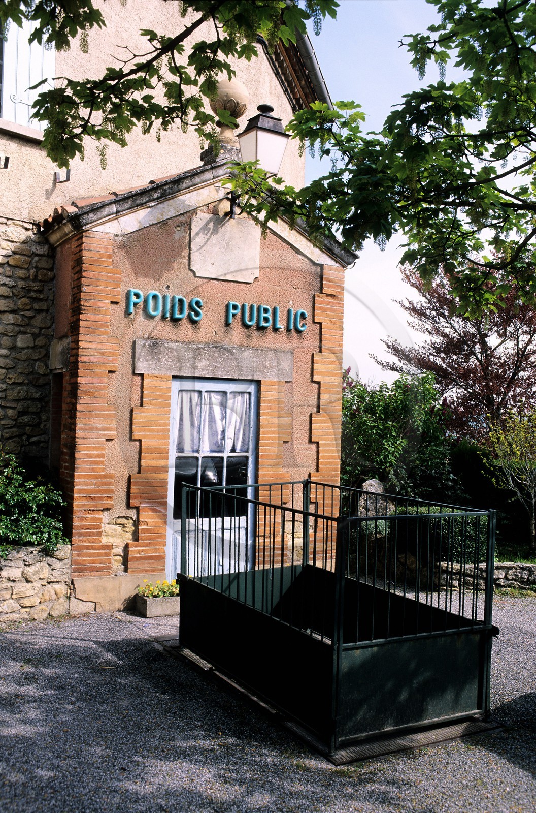 France, Haute-Garonne (31), Saint-Félix-Lauragais, petit bâtiment du Poids Public
