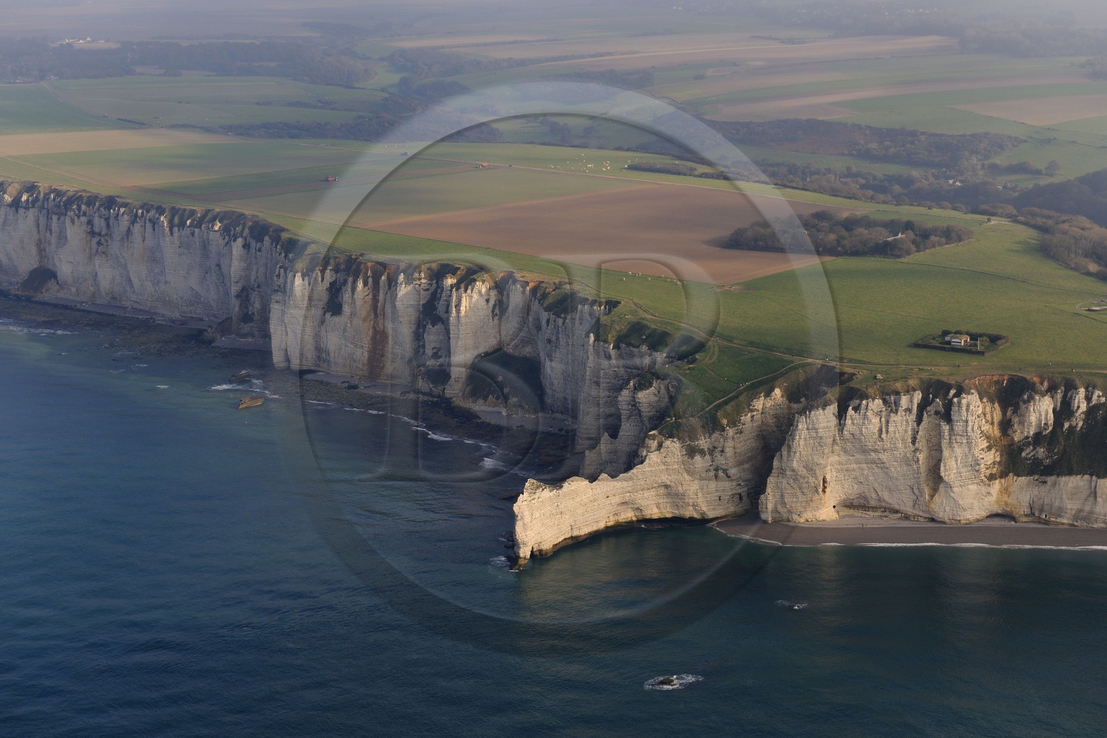 France, Seine-Maritime (76), Pays de Caux, Côte d'Albâtre, Etretat, la falaise d'Amont (vue aérienne)
