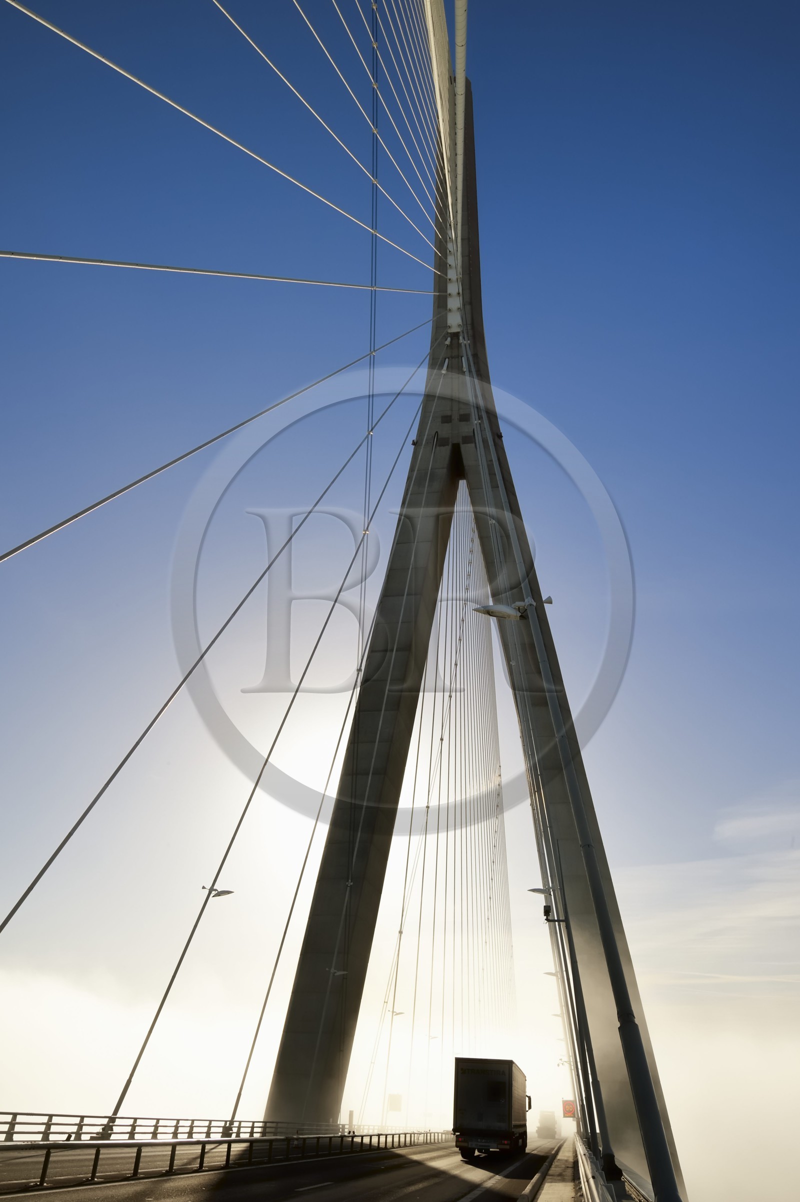 France, entre Calvados (14) et Seine-Maritime (76), le Pont de Normandie enjambe la Seine