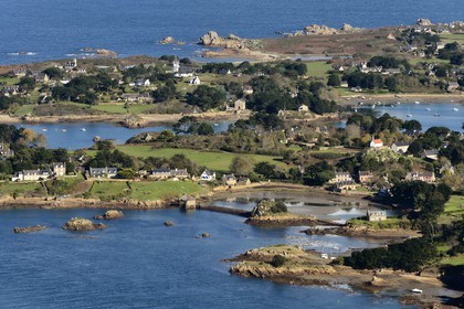 France, Côtes-d'Armor (22), Ile de Bréhat, la chapelle Saint Michel domine l'ile et le moulin à marée du Birlot (vue aérienne)