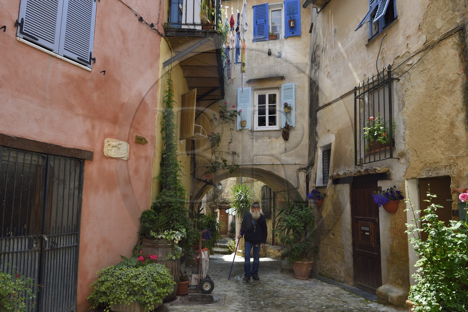 France, Alpes-Maritimes (06), Coaraze, labellisé Les Plus Beaux Villages de France, Roger Moulinier habitant depuis 1985 au village