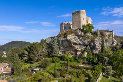 France, Vaucluse (84), Dentelles de Montmirail, Vaison-la-Romaine, le chateau des Comtes de Toulouse construit au XIIe siècle au sommet de la cité médiévale (vue aérienne)