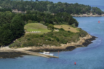 France, Morbihan (56), Golfe du Morbihan, Ile de Gavrinis, Cairn de Gavrinis datant de 3500 avant J.C. (vue aérienne)