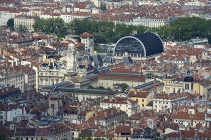 France, Rhône (69), Lyon, site historique classé Patrimoine Mondial de l'UNESCO, l'Hôtel de Ville sur la Place des Terreaux et toit noir moderne de l'Opera en arrière plan