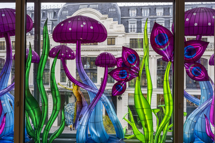 France, Paris (75), le grand magasin de La Samaritaine pendant les fêtes de Noël, réalisations de Thoiry Lumières Sauvages dans les vitrines de la facade