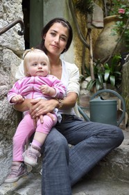 France, Alpes-Maritimes (06), Eze, Manon Deyney qui est la petite fille de Francis Blanche, et sa fille