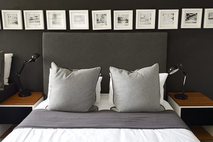 Afrique du Sud, province de Gauteng, Johannesburg, quartier de Maboneng, le Johannesburg Art hotel 12 Decades retrace l'histoire de Johannesburg de 1886 à 2006 avec des chambres conçues et conceptualisées par des artistes et des designers parmis les plus célèbres d'Afrique du Sud, chambre 1966-1976