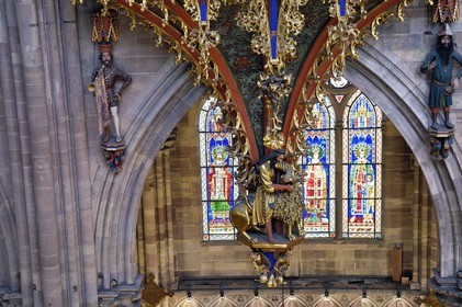 France, Bas-Rhin (67), Strasbourg, vieille ville classée au Patrimoine Mondial de l'UNESCO, la cathédrale Notre-Dame, le grand orgue qui domine la nef, l'automate appelé le Rohraffe (aussi Bretzelmann) à droite sous le grand orgue, de là les fidèles et le clergé se faisait insulter lors des offices des fêtes de la Pentecote, sur la gauche un héraut porte à sa bouche une trompette avec l’aide de cables tirés par l’organiste