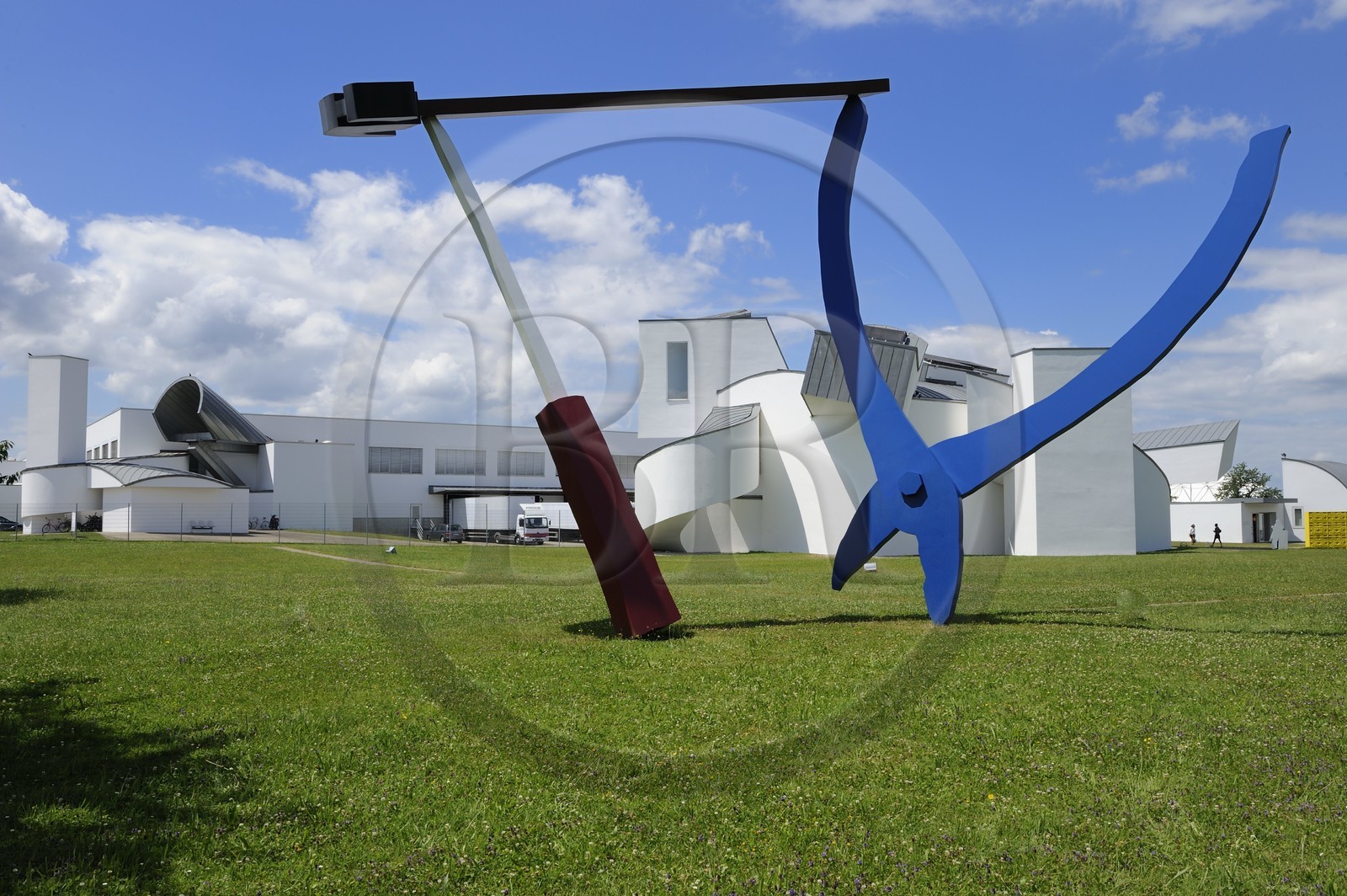 Allemagne, Süd-Baden, Weil am Rhein près de Bâle, Vitra Design Museum de l'architecte Frank O.Gehry, oeuvre Balancing Tools de Claes Oldenburg et Coosje van Bruggen