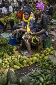 Rwanda, Province du Nord, Musanze (anciennement nommée Ruhengeri), le marché central, marchandes de légumes