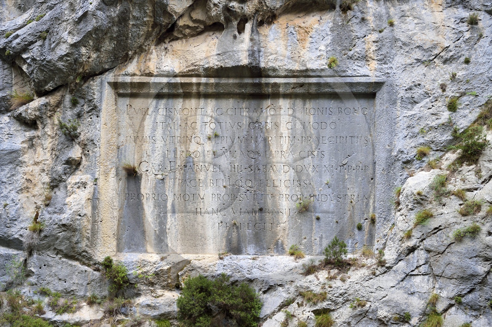 France, Alpes-Maritimes (06), ), vallée de la Roya (arrière-pays niçois) au pied du parc national du Mercantour, Saorge, inscription gravée daté de 1592 commémorant les travaux entrepris par Charles Emmanuel Ier de Savoie qui fait construire la route royale au fond de la vallée de la Roya