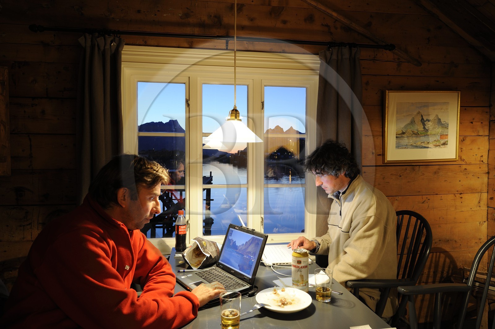 Norvège, Nordland, Iles Lofoten, ile de Moskenesoy, intérieur d'un rorbue (maison de pêcheurs) transformé en maison d'hôtes dans le village de Reine