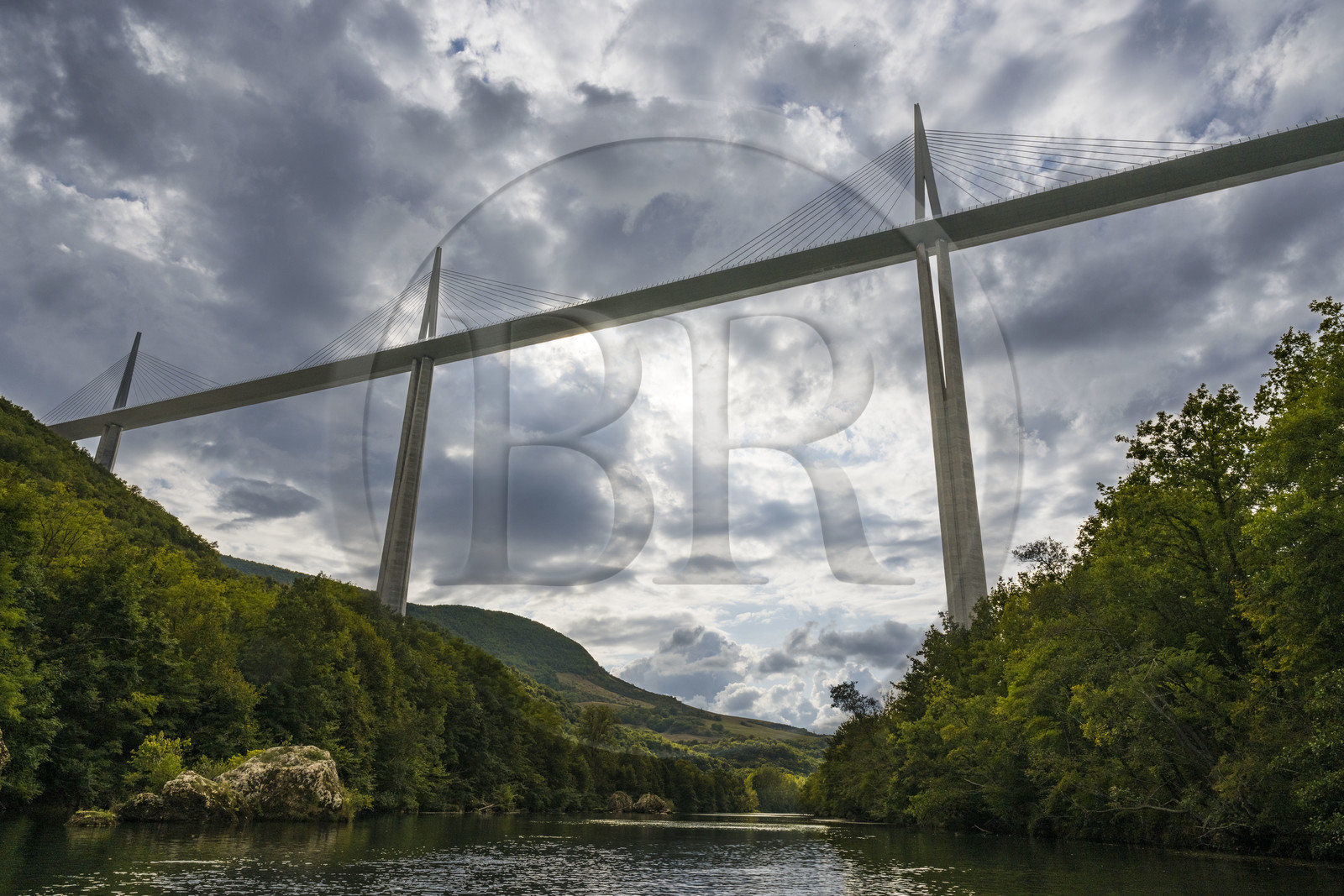 France, Aveyron (12), parc naturel régional des Grands Causses, Millau, le viaduc de Millau des architectes Michel Virlogeux et Norman Foster, entre le Causse du Larzac et le Causse de Sauveterre au dessus du Tarn
