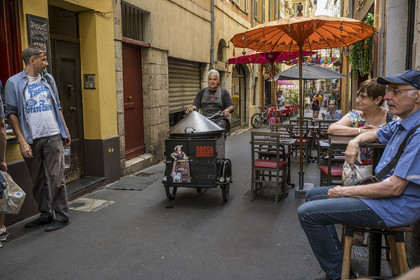 France, Alpes-Maritimes (06), Nice classée Patrimoine Mondial de l'UNESCO, le Vieux Nice, Robert vendeur et livreur de socca de Chez Theresa, galette à base de farine de pois chiche et spécialité de Nice