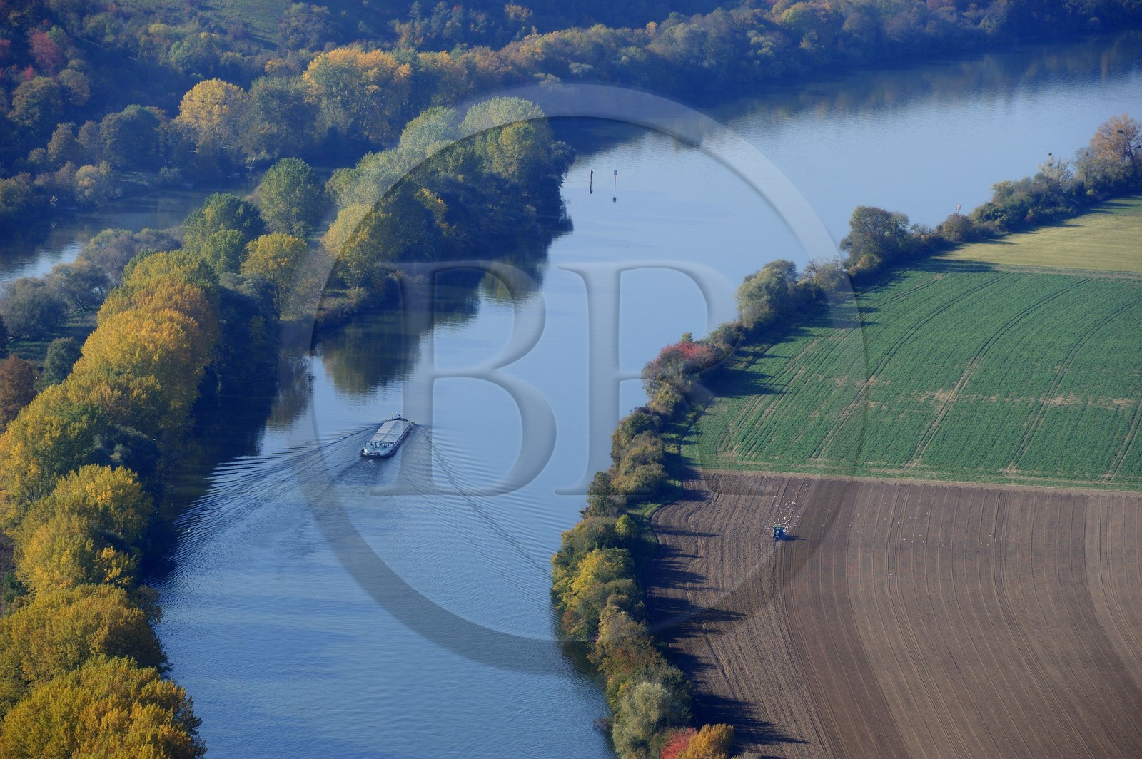 France, Eure (27), péniche sur la Seine vers Heudebouville, ile de Lormais (vue aérienne)