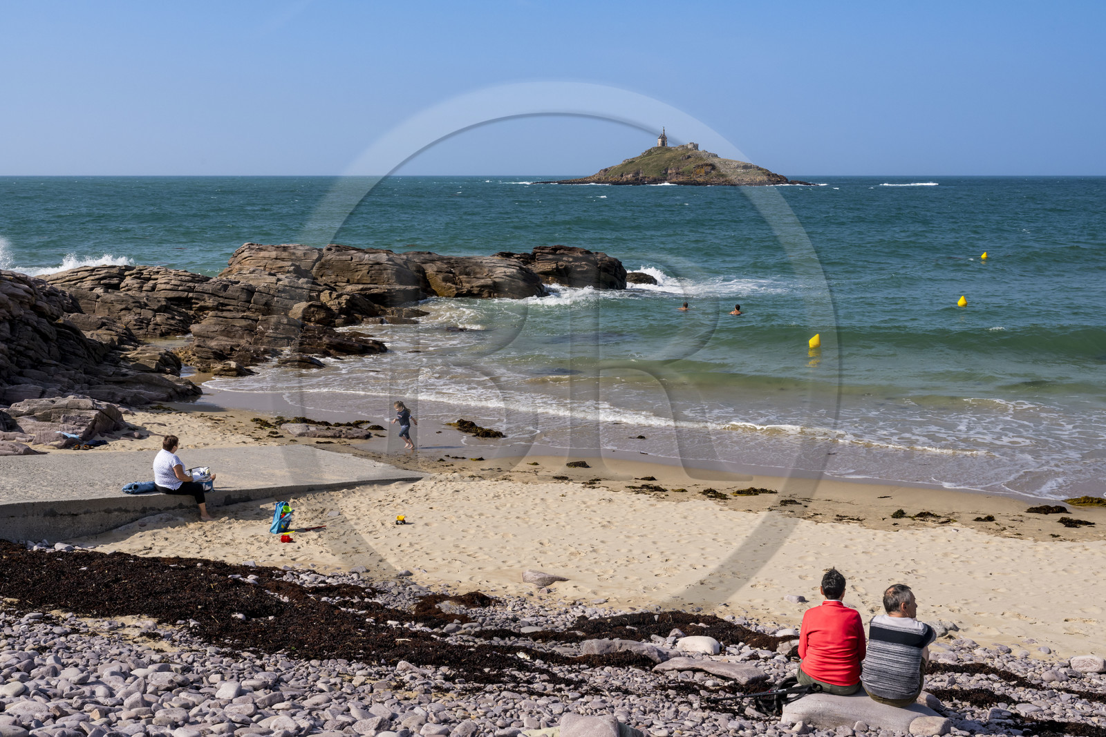 France, Côtes d'Armor (22), Grand Site de France Cap d'Erquy – Cap Fréhel, Erquy, l'Ilot Saint-Michel surmonté de la chapelle Saint-Michel vu depuis la plage Saint-Michel