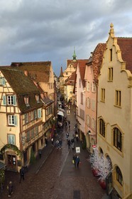 France, Haut-Rhin (68), Colmar, maisons à pignons et maisons à pans de bois dans la Grand Rue avec des décorations de Noël