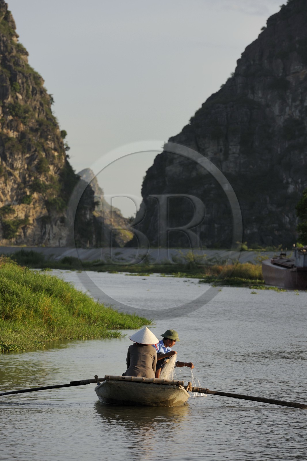 Vietnam, province de Ninh Binh, village insulaire de Kenh Ga entouré de montagnes karstiques, pêcheur